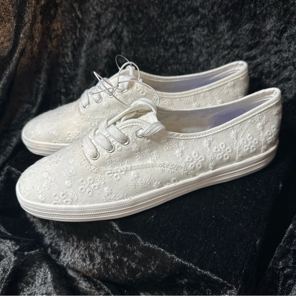 New Us Sports Women’s White Sneakers Size: 7 - Picture 2 of 10